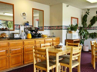 Super 8 By Wyndham Williams Bc Hotel